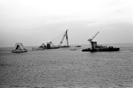 Brug over Ooster-Schelde, langste brug van Europa Op de voorgrond enige putten , Bestanddeelnr 915-7901