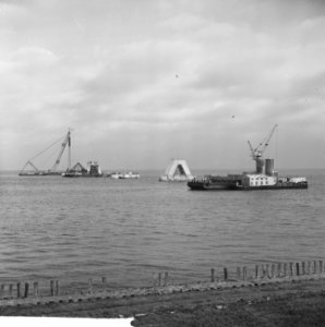 Brug over Ooster-Schelde, langste brug van Europa Op de voorgrond enige putten , Bestanddeelnr 915-7895