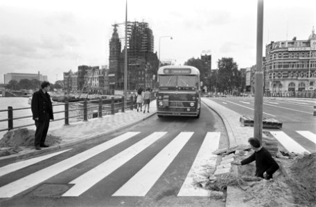 Bruggen, autobussen, zebrapaden, stratenmakers, Bestanddeelnr 921-7274