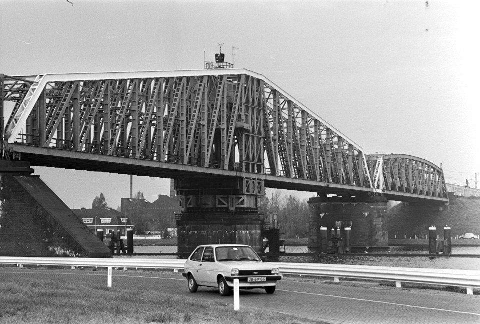 Bruggen, auto's, Bestanddeelnr 932-3827