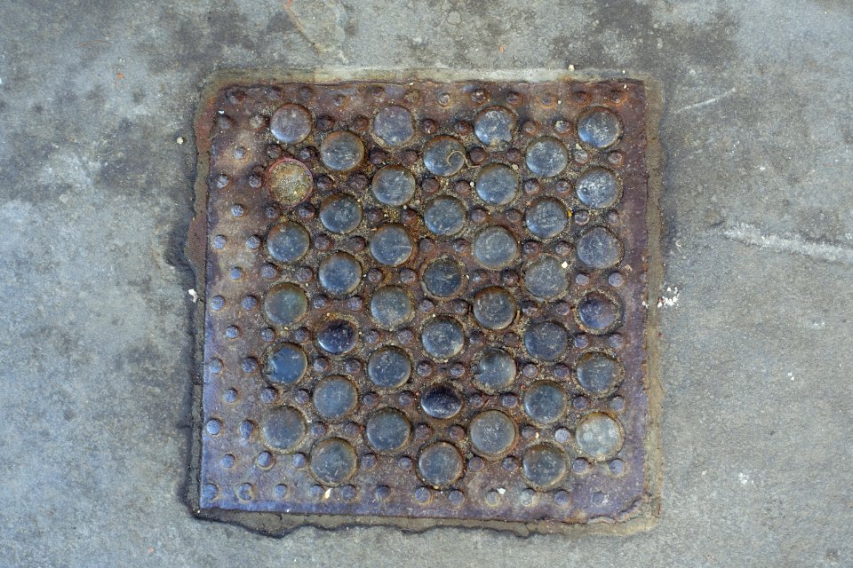 Bubbles square street hole cover - Beacon Hill - Boston, MA - DSC02187