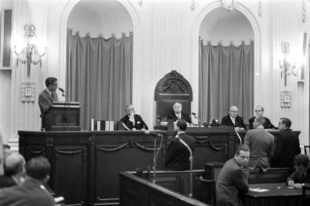 BTW-behandeling in Tweede Kamer . Minister Witteveen en staatssecretaris Grappen, Bestanddeelnr 921-3704