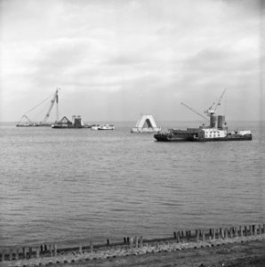 Brug over Ooster-Schelde, langste brug van Europa Op de voorgrond enige putten , Bestanddeelnr 915-7894