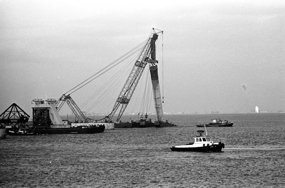 Brug over Ooster-Schelde, langste brug van Europa Op de voorgrond enige putten , Bestanddeelnr 915-7903