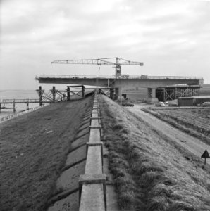 Brug over Ooster-Schelde, langste brug van Europa Op de voorgrond enige putten , Bestanddeelnr 915-7896