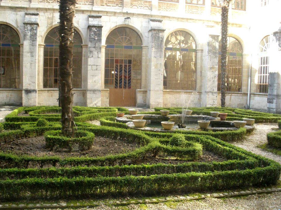 Bugedo - Monasterio de Santa María de Bujedo de Candepajares, claustro 02