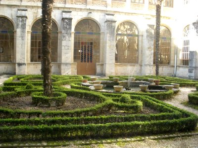 Bugedo - Monasterio de Santa María de Bujedo de Candepajares, claustro 02