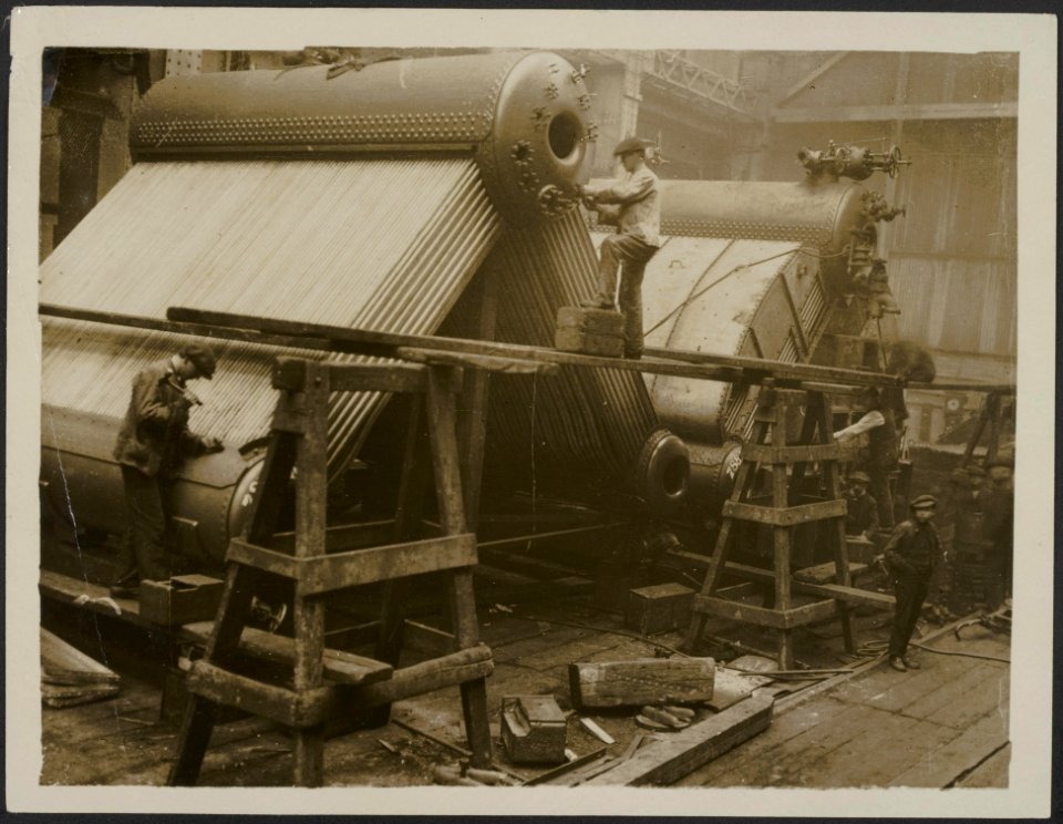 Building destroyer engines at Newcastle, Bestanddeelnr 158-2661