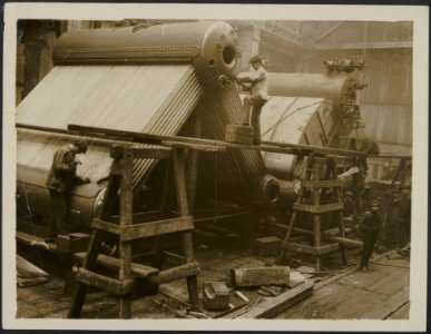 Building destroyer engines at Newcastle, Bestanddeelnr 158-2661