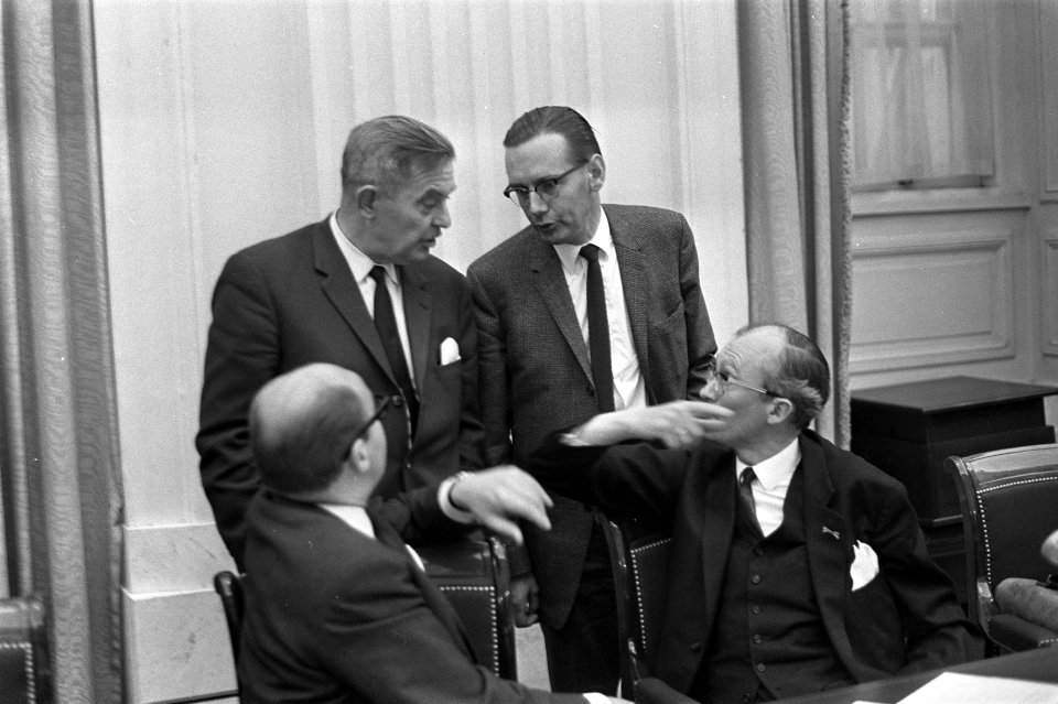 BTW-behandeling in Tweede Kamer . Boven Van der Kieft, de Goede , onder Grappenh, Bestanddeelnr 921-3706