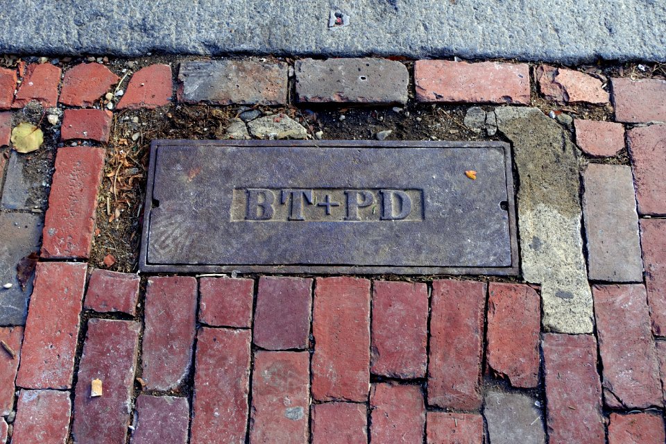 BT+PD street hole cover - Beacon Hill - Boston, MA - DSC02331