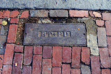 BT+PD street hole cover - Beacon Hill - Boston, MA - DSC02331