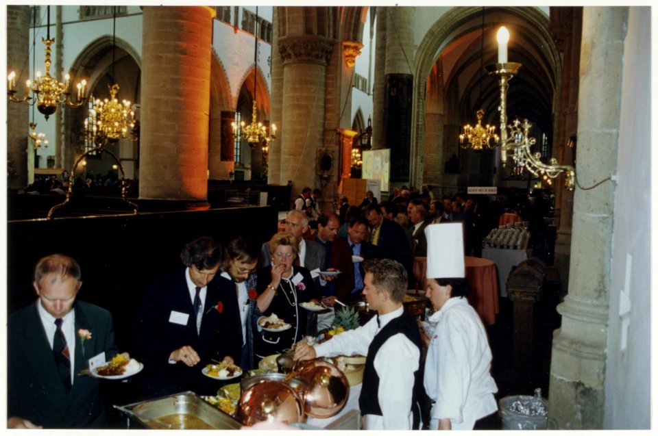 Buffet in de Grote Of St. Bavokerk t.g.v. het jaarlijks congres van de Vereniging van Nederlandse Gemeneenten. NL-HlmNHA 54036890