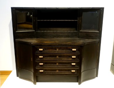 Buffet, Albin Muller designer, Georg Schwab maker, 1908, oak - Museum Künstlerkolonie Darmstadt - Mathildenhöhe - Darmstadt, Germany - DSC05998