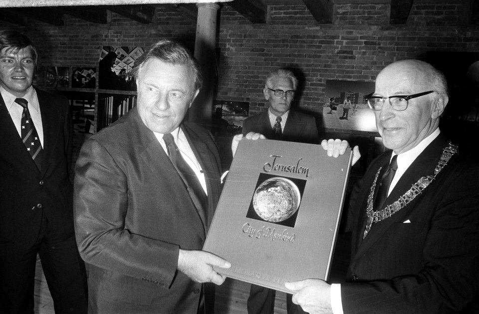 Bugemeester Kollek van Jeruzalem biedt de catalogus aan burgemeester Samkalden v, Bestanddeelnr 928-0403