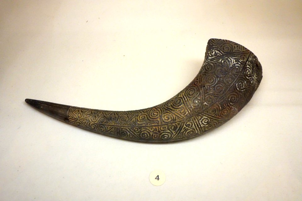 Buffalo horn used to drink palm wine - Lulua - Royal Museum for Central Africa - DSC06282