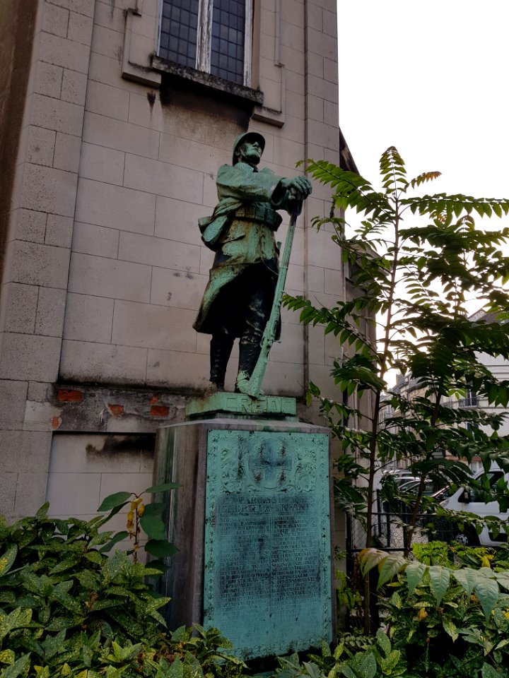Brussels-Statue Rue Africaine-Rue de l'Aqueduc