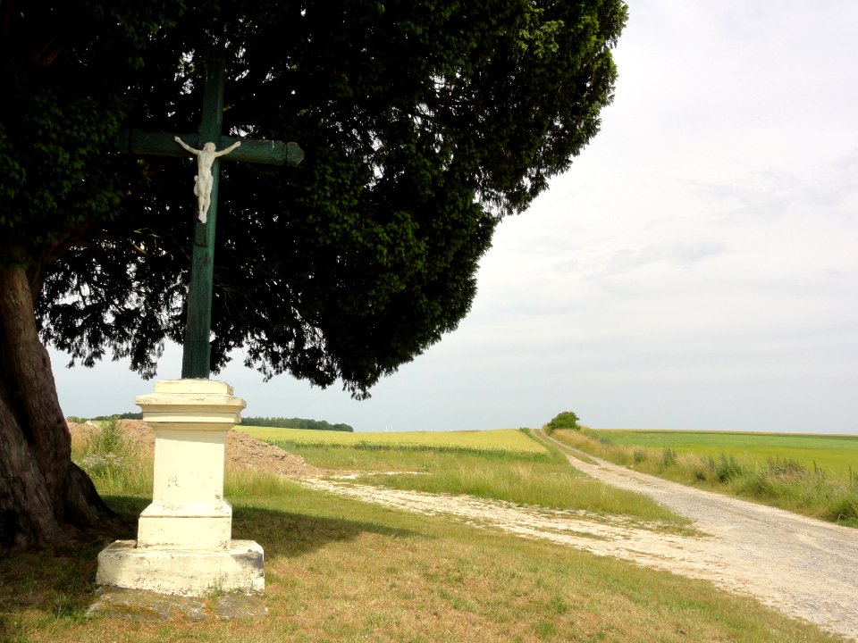 Bucy-lès-Pierrepont (Aisne) croix de chemin est