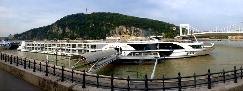 Budapest, Swiss Tiara an der Elisabethbrücke, 1
