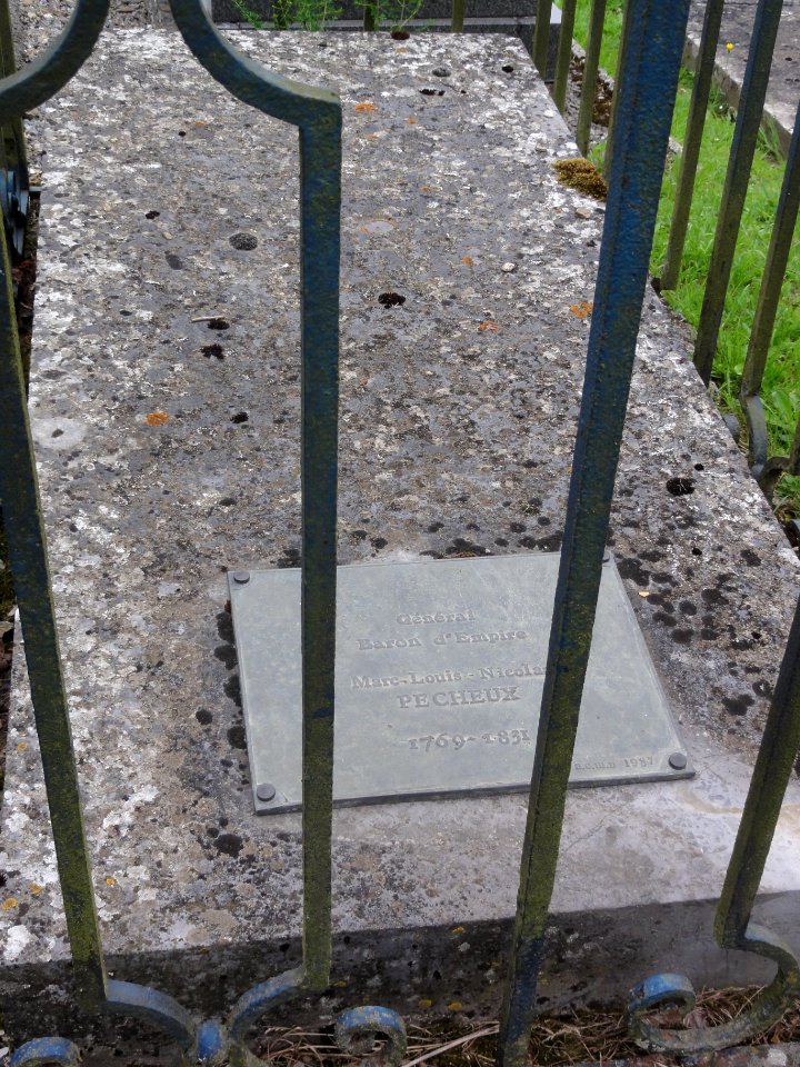 Bucilly (Aisne) tombe général Pécheux