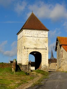 Bucy-lès-Cerny (Aisne) porche - pigeonnier