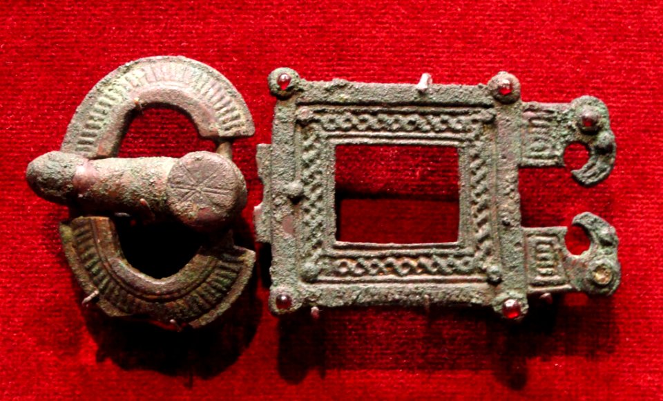 Buckle, 500s AD, Ostrogothic, bronze and garnets - Cleveland Museum of Art - DSC08479