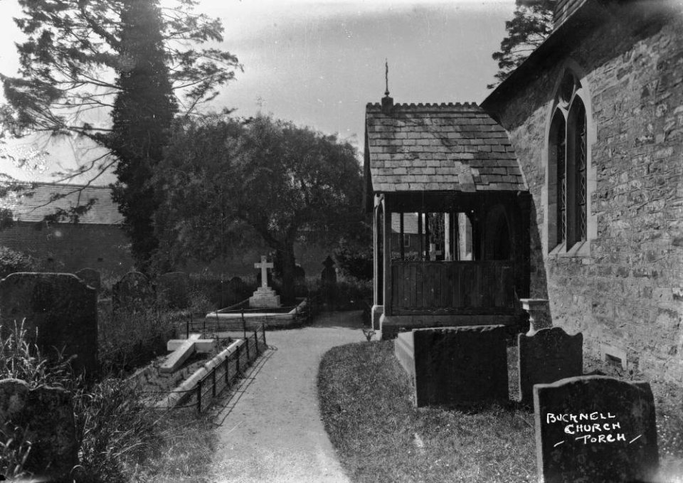 Bucknell church porch (1294189)