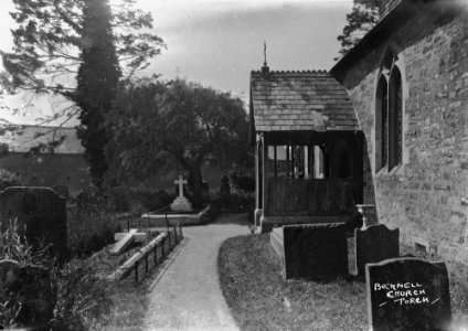 Bucknell church porch (1294189)