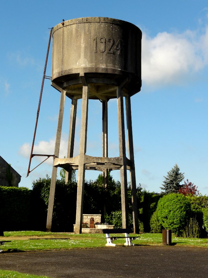Bucy-lès-Cerny (Aisne) château-d'eau
