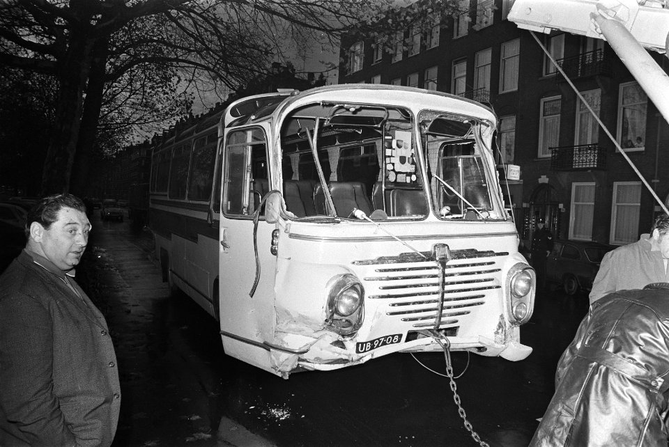 Bus is bij cafe t Vosje binnengereden op Nassaukade, Amsterdam de bus wordt weg, Bestanddeelnr 923-9899