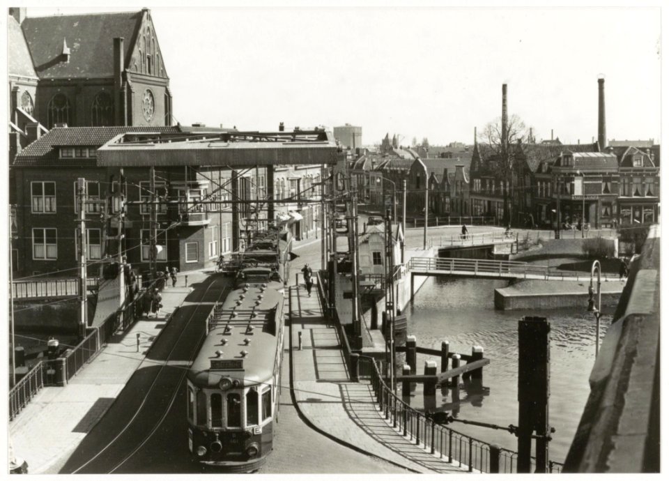 Budapester stel van de NZH (blauwe tram) passeert de Langebrug en rijdt richting Herensingel, op weg naar Amsterdam. NL-HlmNHA 54035343