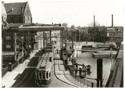 Budapester stel van de NZH (blauwe tram) passeert de Langebrug en rijdt richting Herensingel, op weg naar Amsterdam. NL-HlmNHA 54035343