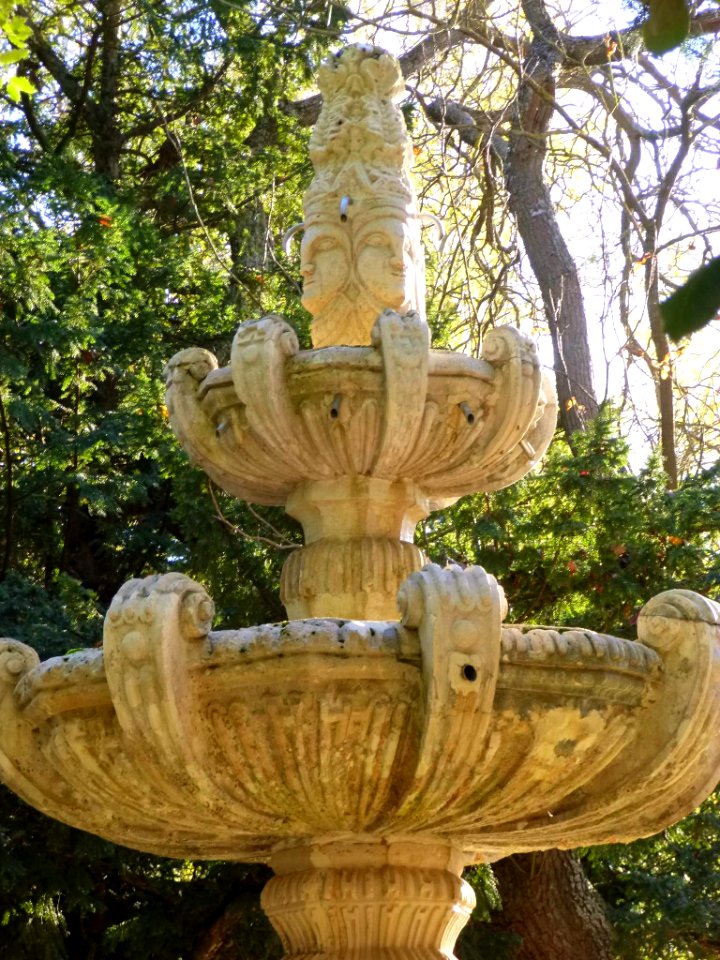 Burgos - Parque de la Isla, fuente del Monasterio de San Pedro de Arlanza 2