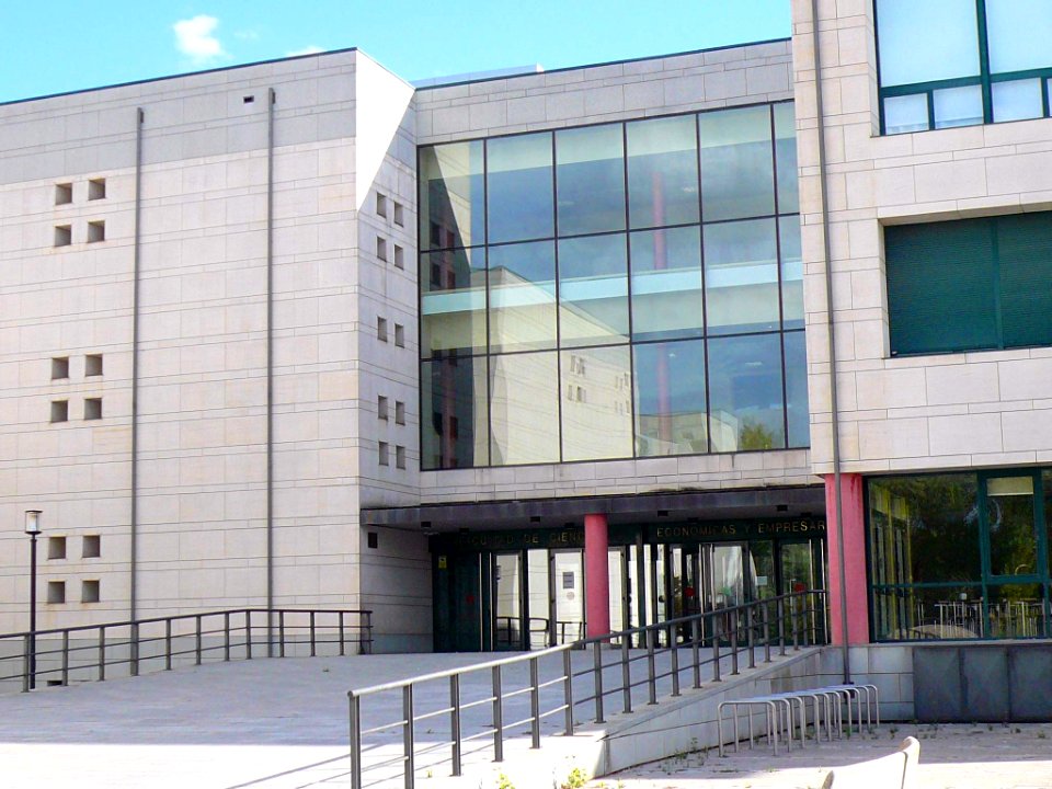 Burgos - Facultad de Ciencias Económicas y Empresariales (UBU) 3