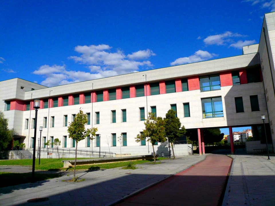 Burgos - Facultad de Ciencias Económicas y Empresariales (UBU) 2