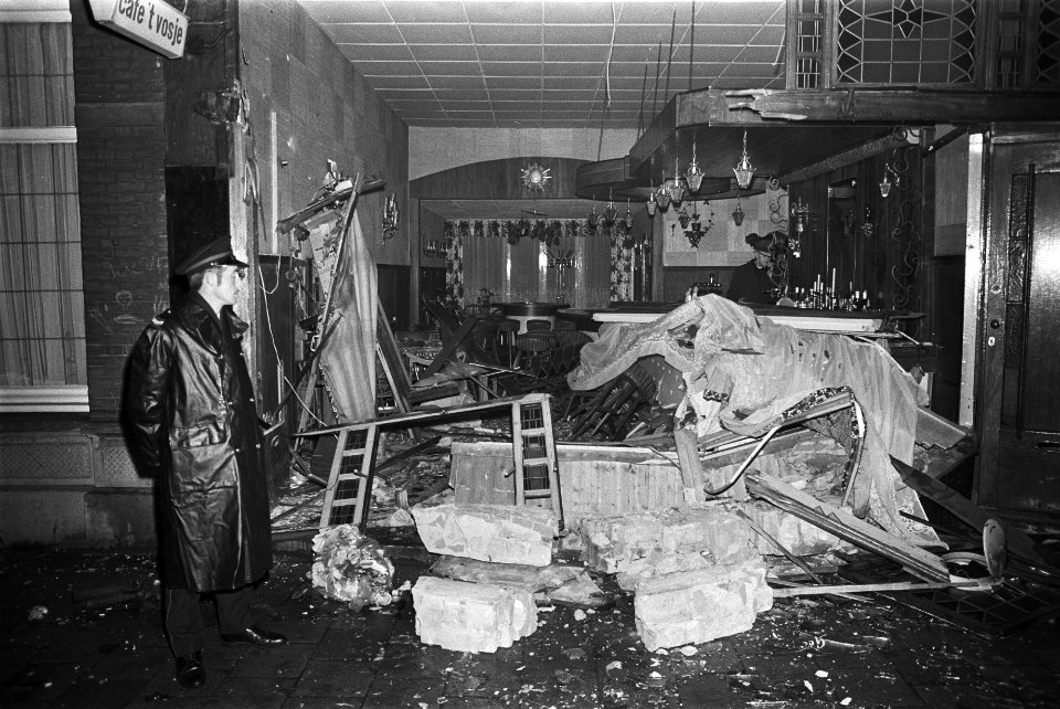Bus is bij cafe t Vosje binnengereden op Nassaukade, Amsterdam verwoest interie, Bestanddeelnr 923-9897