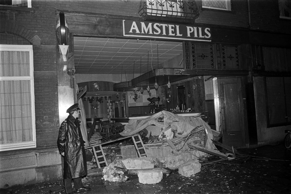Bus is bij cafe t Vosje binnengereden op Nassaukade, Amsterdam de bus wordt weg, Bestanddeelnr 923-9900