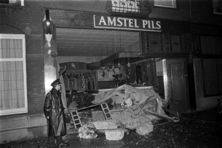 Bus is bij cafe t Vosje binnengereden op Nassaukade, Amsterdam de bus wordt weg, Bestanddeelnr 923-9900