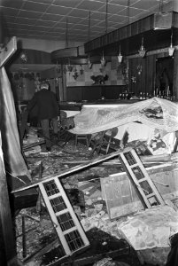 Bus is bij cafe t Vosje binnengereden op Nassaukade, Amsterdam verwoest interie, Bestanddeelnr 923-9898
