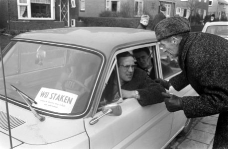 Buschauffeurs staken in Friesland posters bij garage, Bestanddeelnr 922-2120