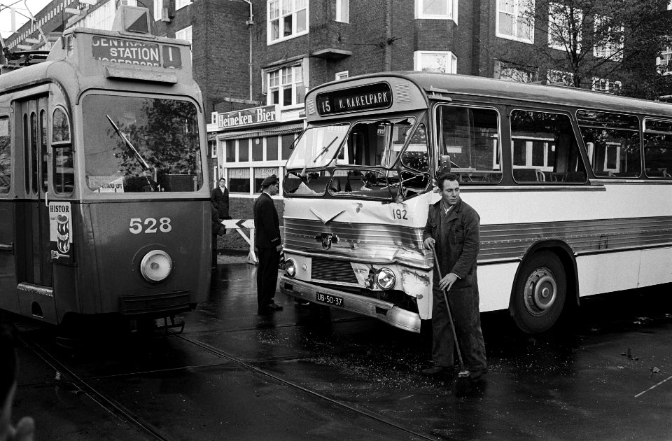 Bus tegen tram bij hoek Stadionweg-Amstelveenseweg, Bestanddeelnr 914-4577