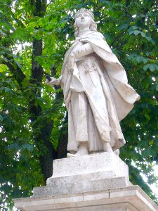 Burgos - Paseo del Espolón, estatuas regias 01