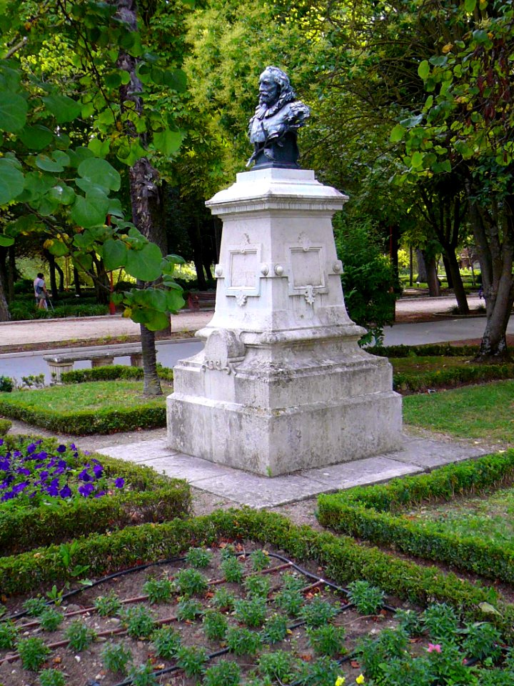 Burgos - Paseo de la Isla, Monumento a Cervantes 1