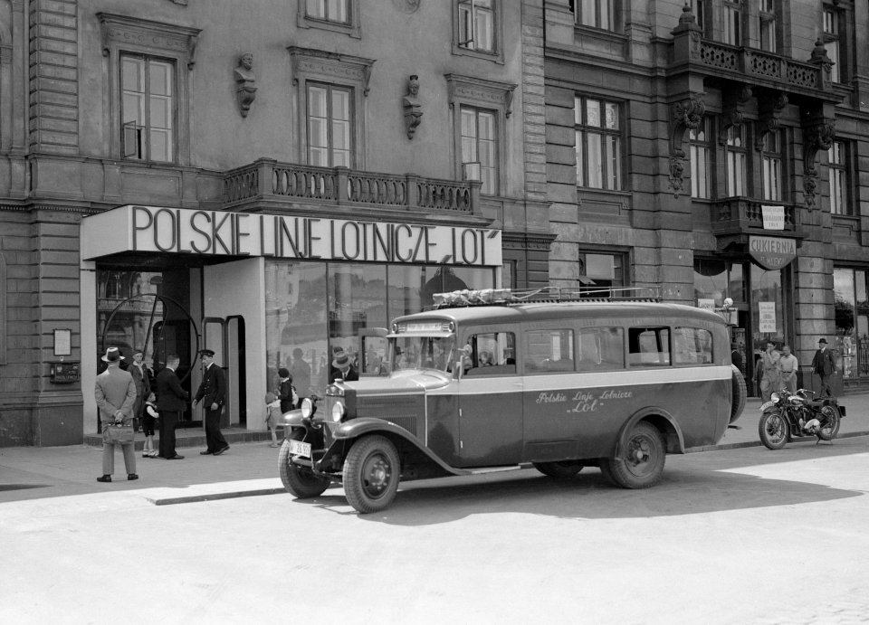 Bus voor het gebouw van de Poolse luchtvaartmaatschappij LOT in Warschau in Pole, Bestanddeelnr 190-0023