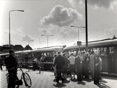 Bushalte voor reizigers met bestemming Bloemendaalse Strand. Aangekocht in 1977 van United Photos de Boer bv, NL-HlmNHA 54004476