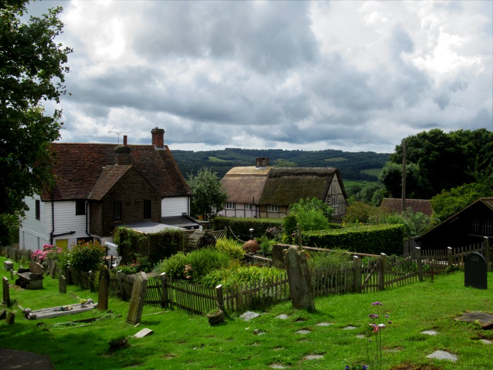 Burwash churchyard 02