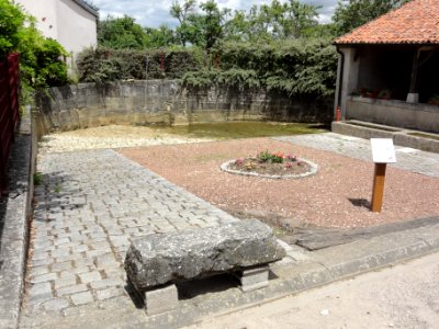 Burthecourt-aux-Chênes (M-et-M) lavoir et gayoir (01)
