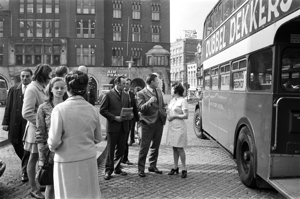 Bus met kandidaten van Binding Rechts op de Dam te Amsterdam, Bestanddeelnr 924-4685
