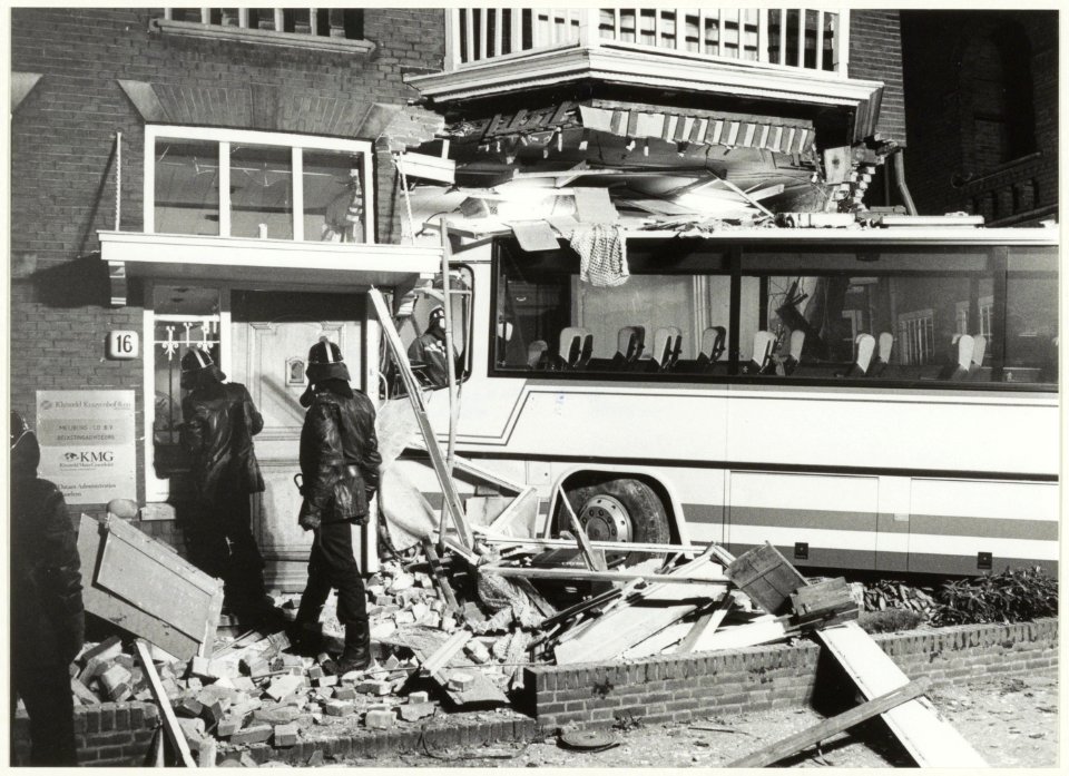 Bus rijdt pand Van Eedenstraat binnen, NL-HlmNHA 1478 3846