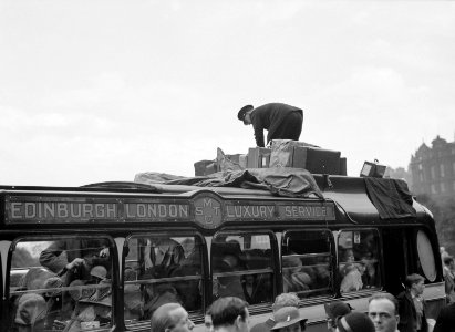 Buschauffeur zet bagage op het dak van de bus Edinburgh-Londen, Bestanddeelnr 190-1054